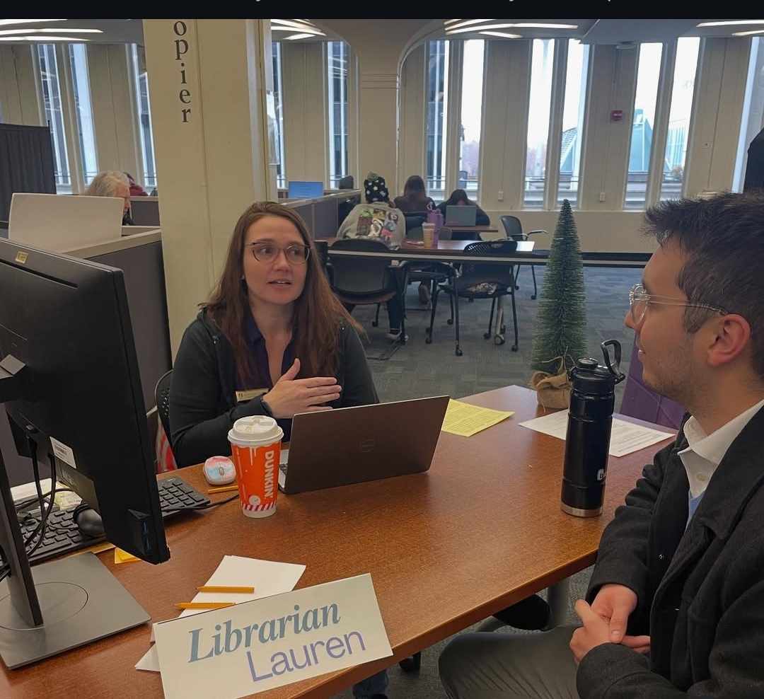 Librarian, Lauren Puzier, meeting with a student at our pop-up location