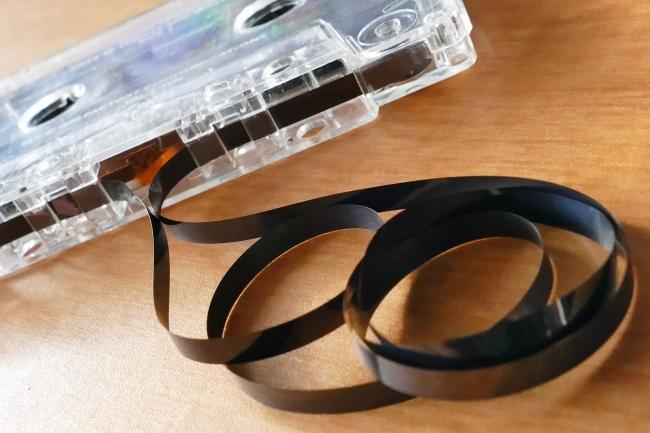 Cassette with magnetic tape